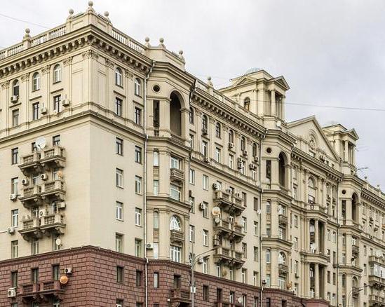 Почему в «сталинских» домах высокие потолки и стоит ли покупать там квартиру сейчас