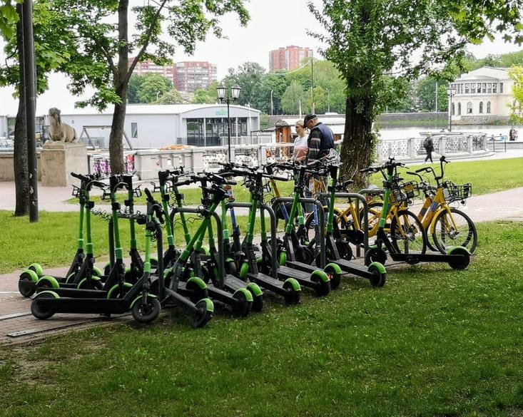 Теперь не только автомобили и мотоциклы.</p>
<p>Департамент транспорта города Москвы решил бороться с брошенными самокатами и велосипедами отправляя их на штраф стоянку